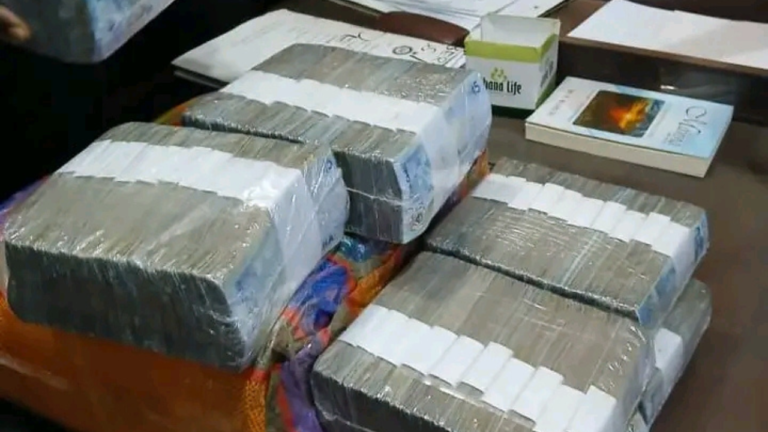 Police Return GH¢85,000 Found on Techiman–Kumasi Highway to Owner