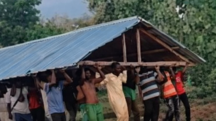 Man and His Friends Remove Roof He Installed for Girlfriend’s Parents After Breakuppenyahblogmedia